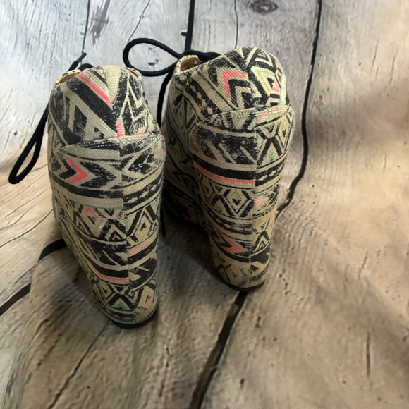 Shi by Journeys Neon Tribal Print Beige Canvas Lace Up Y2K Wedge Booties Sz 8 - Picture 6 of 10